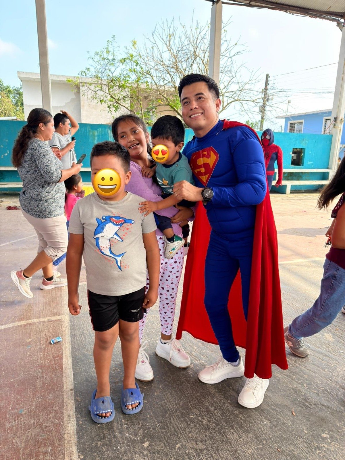 De alcalde de Yecuatla a super héroeAlcalde de Yecuatla se disfrazó de Iron Man y Superman por Reyes Magos