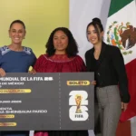 Sheinbaum regala su boleto del Mundial 2026 a joven indígena de Veracruz