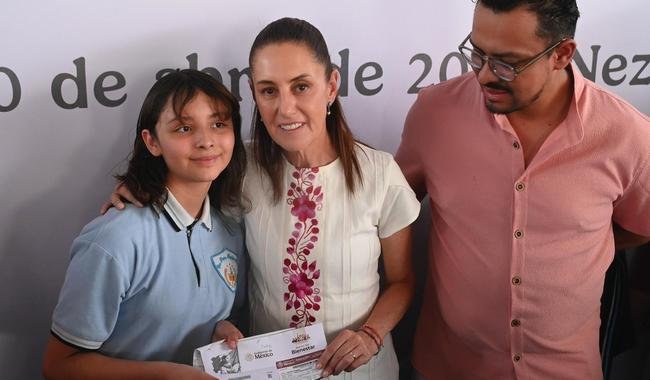 Presidenta inicia entrega de tarjetas de la Beca para Uniformes y Útiles “Rita Cetina”; beneficiará a 9 millones de estudiantes de primaria