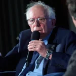 Exclusiva de AP: Bernie Sanders presenta un plan para otorgar al público la propiedad directa de empresas de IA.