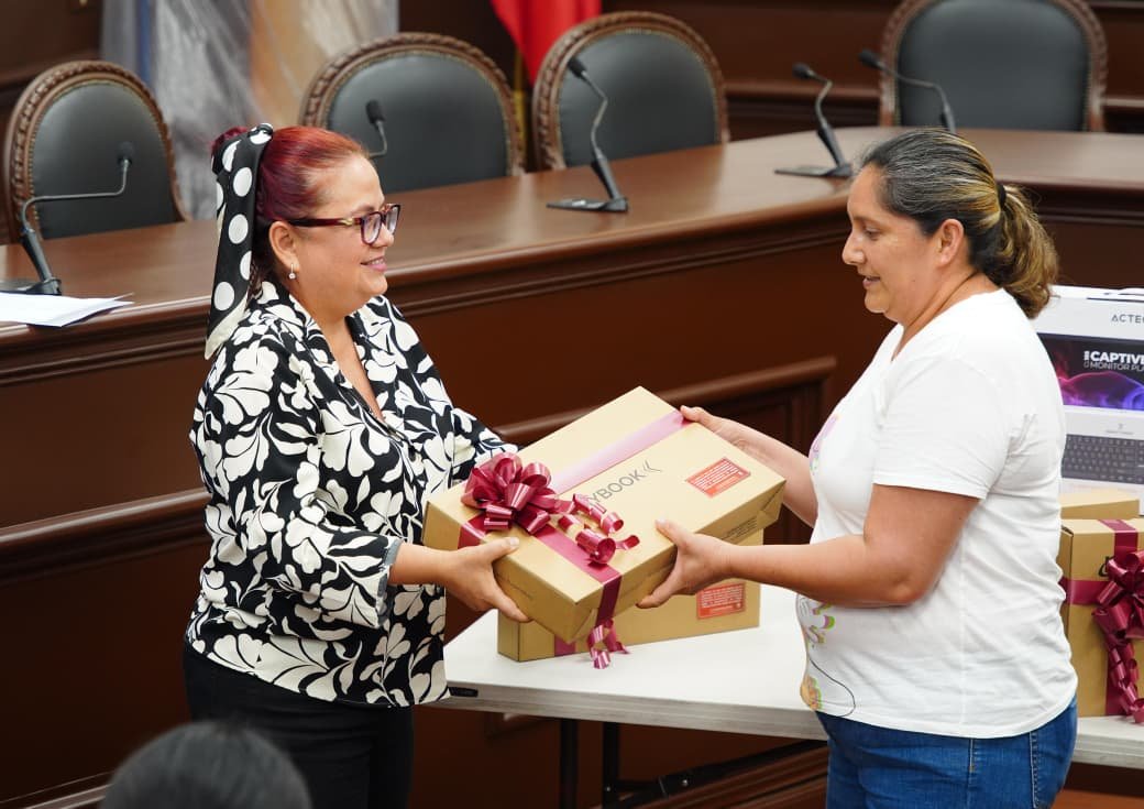 Entrega Daniela Griego equipos de cómputo para fortalecer a centros educativos de Xalapa Entrega Daniela Griego equipos de cómputo para fortalecer a centros educativos de Xalapa