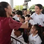 Siempre voy a estar pendiente de las niñas y niños: Presidenta entrega beca Rita Cetina para uniformes y útiles en Villa de Álvarez, Colima
