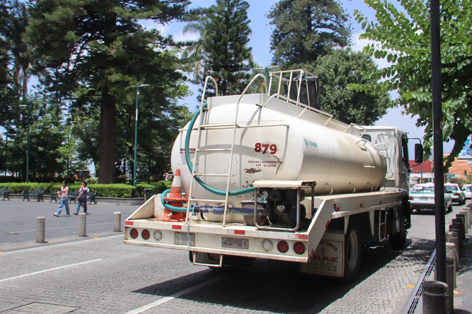 Ayuntamiento de Xalapa apoyará con pipas a comercios y hoteles ante desabasto de agua.