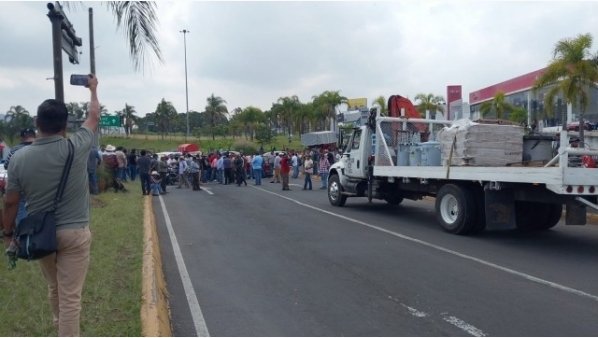 Bloqueo de cuatro horas paraliza el Centro de Córdoba; exigen pago a extrabajadores de Cometra Bloqueo de cuatro horas paraliza el Centro de Córdoba; exigen pago a extrabajadores de Cometra