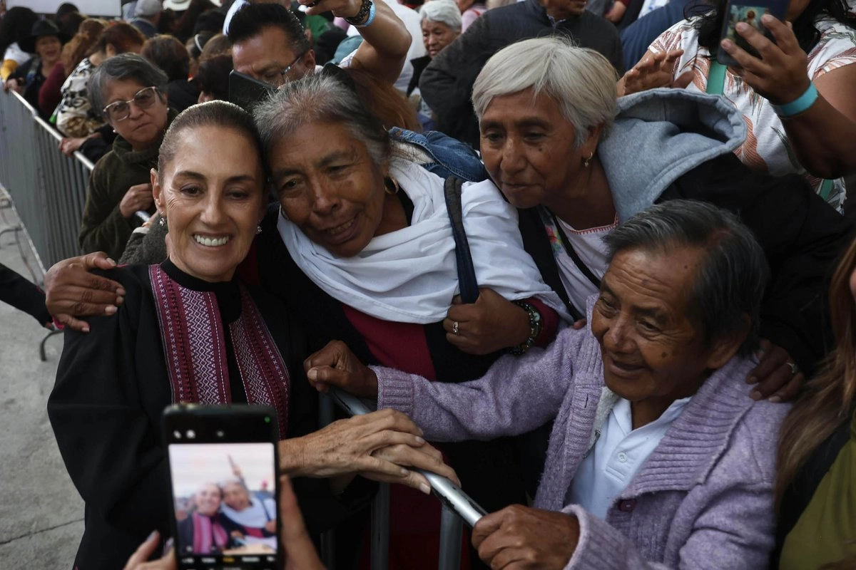 Pide Sheinbaum unidad entre gobierno y pueblo durante informe en Tlaxcala: “jamás seremos vencidos”