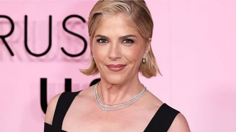 La actriz estadounidense Selma Blair es acusada de agresión tras un incidente con las azafatas durante un vuelo La actriz estadounidense Selma Blair es acusada de agresión tras un incidente con las azafatas durante un vuelo