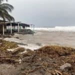 Huracán ‘Simon’ deja un muerto en Guerrero; prevén que toque tierra cerca de Mazatlán, Sinaloa