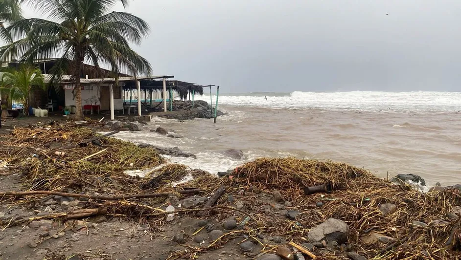 Huracán ‘Simon’ deja un muerto en Guerrero; prevén que toque tierra cerca de Mazatlán, Sinaloa