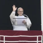 El papa León XIV hace su primera aparición pública tras ser operado por un cáncer de pulmón y “no hay motivos clínicos” que impidan su viaje a Sudamérica