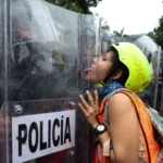 Petardos y bombas molotov en segunda marcha por agua limpia en Guadalajara