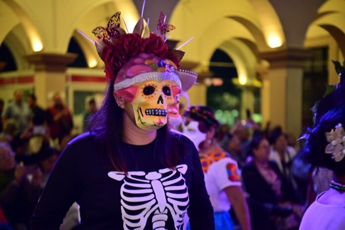 Inicia Ayuntamiento celebraciones del Día de Muertos; con Altar totonaca se recuerda a Melchor Peredo
